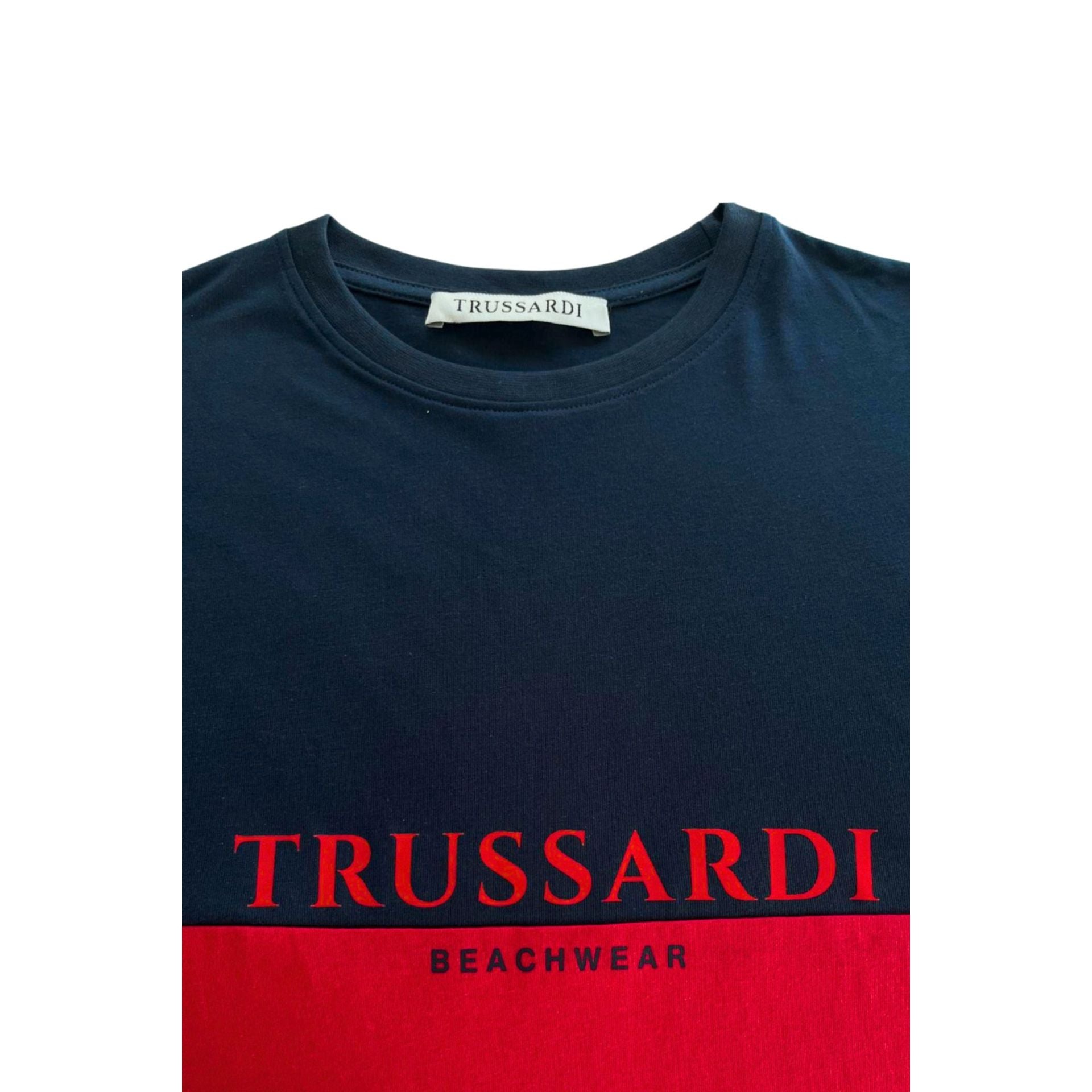 Trussardi beachwear TRU25MTS02_REDNAVY featuring a stylish navy and red patterned design, displayed on a mannequin.