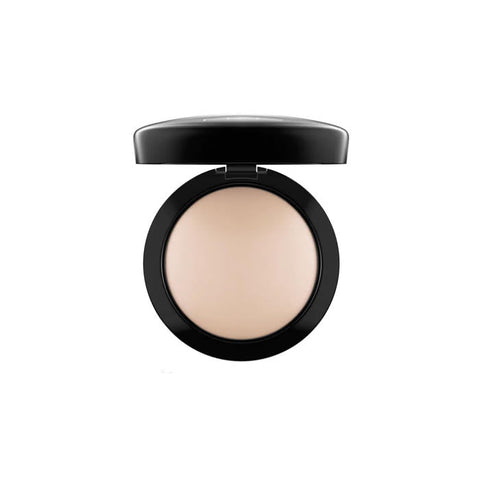 Jag Couture London Mineralize Skinfinish Natural Light powder in 10g, with a smooth, luminous pressed face powder compact.