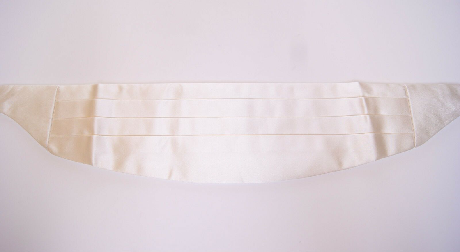 White waist tuxedo cummerbund by Dolce & Gabbana, styled for formal wear, featuring smooth fabric and elegant design.