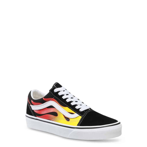 Vans Old-Skool sneakers in black and white with side stripe, displayed on a white background.