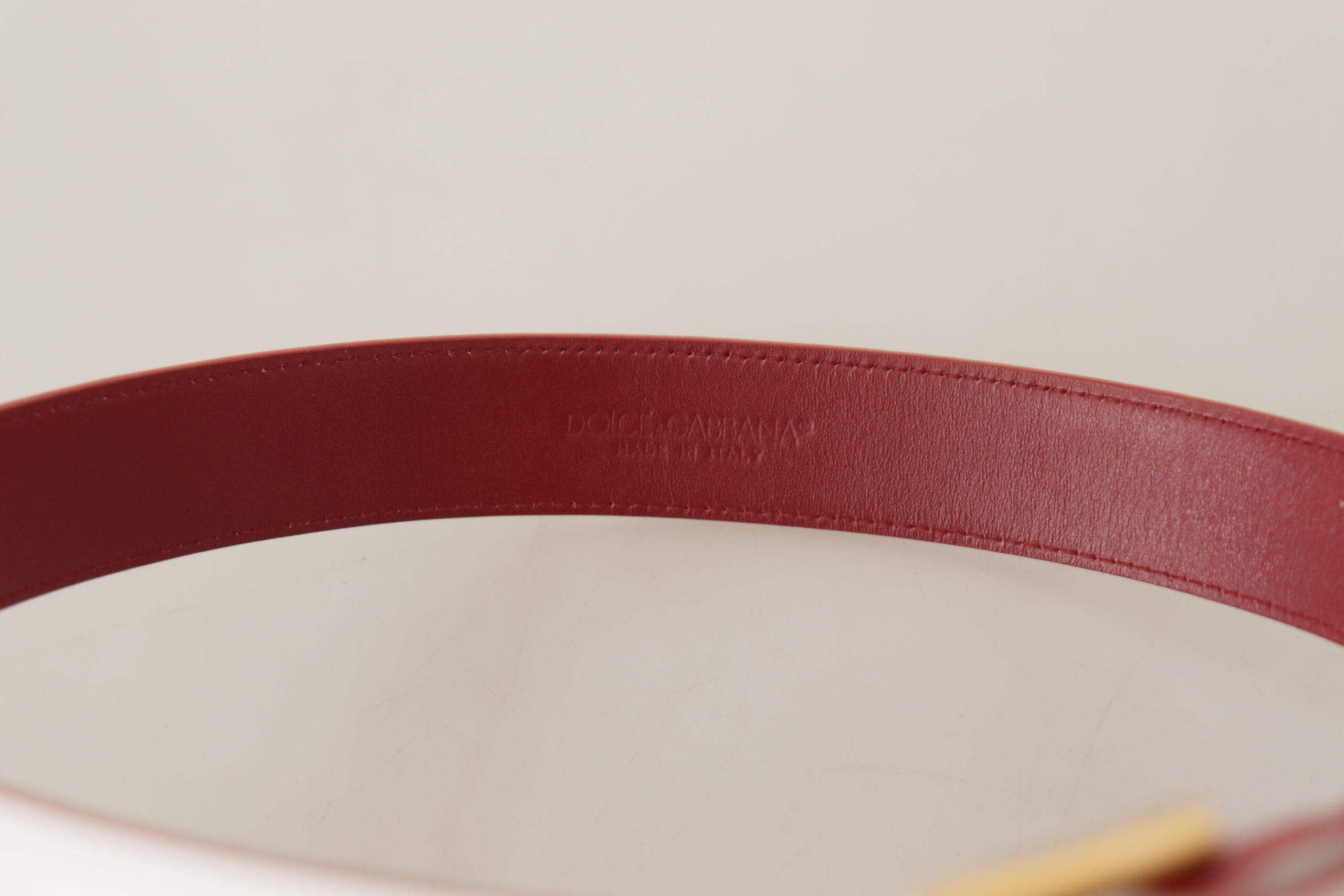 White calf leather belt with two-tone gold metal buckle from Dolce & Gabbana, featuring a sleek and stylish design.