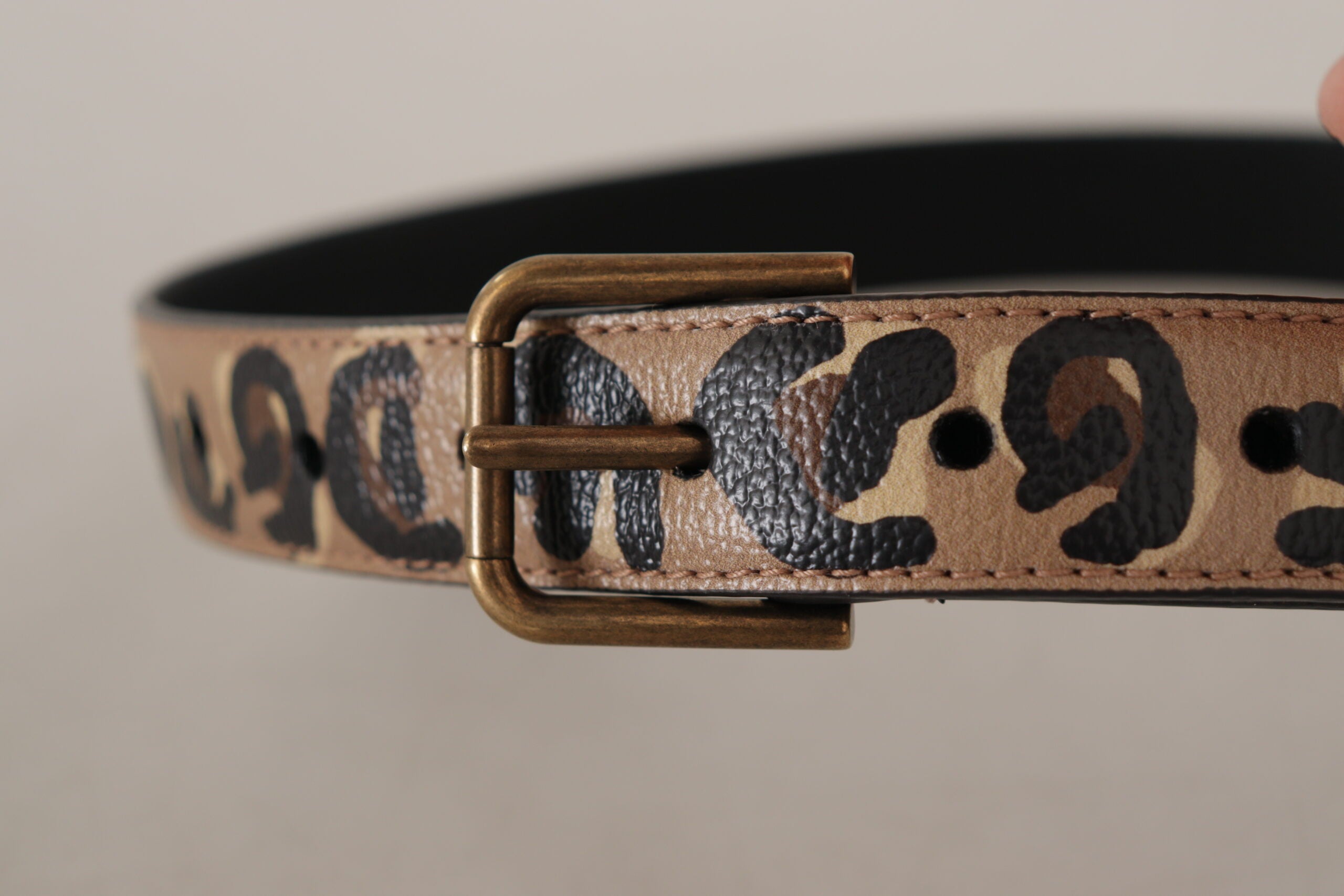 Brown leopard print vintage metal waist belt with buckle from Dolce & Gabbana, featuring a stylish animal pattern and classic design.