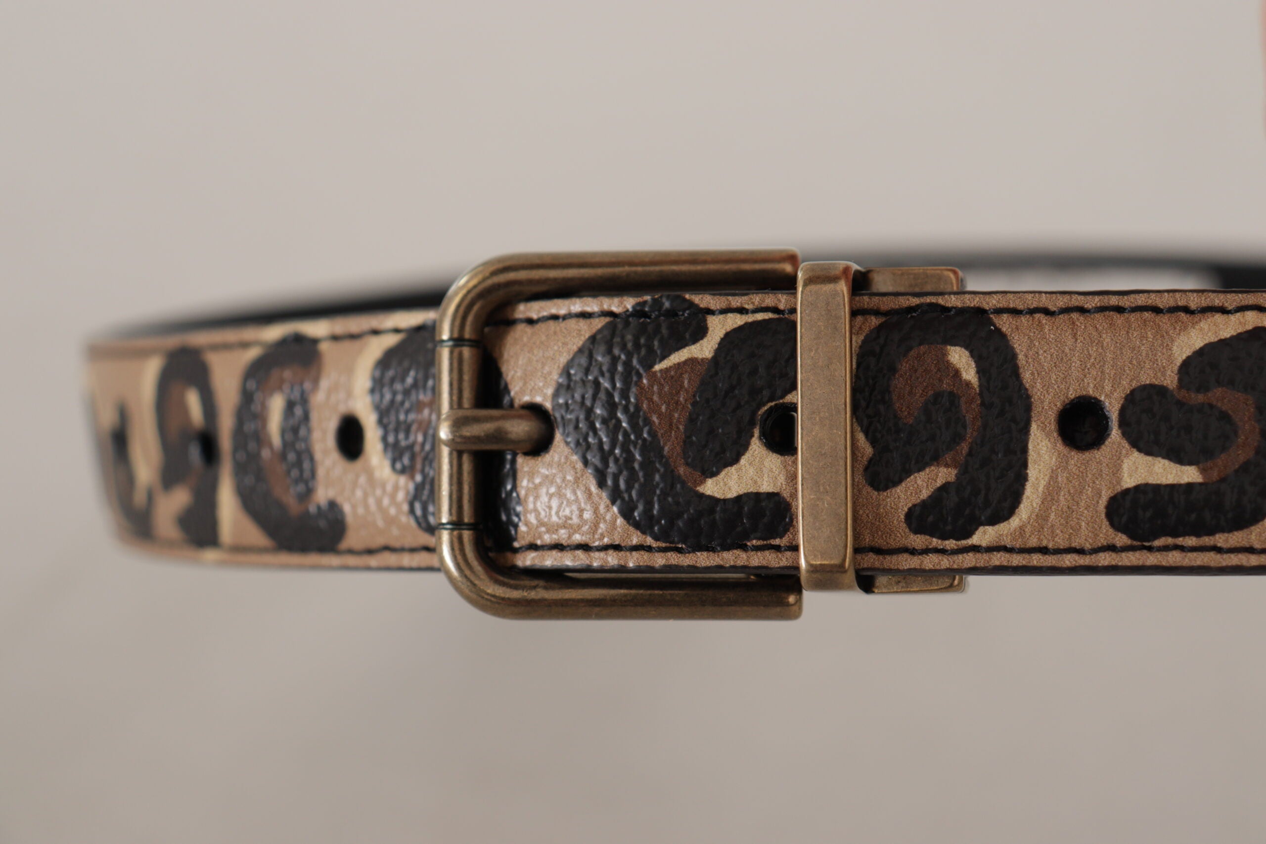 Brown leather belt with leopard print and bronze metal buckle from Dolce & Gabbana, featuring a stylish and fashionable design.