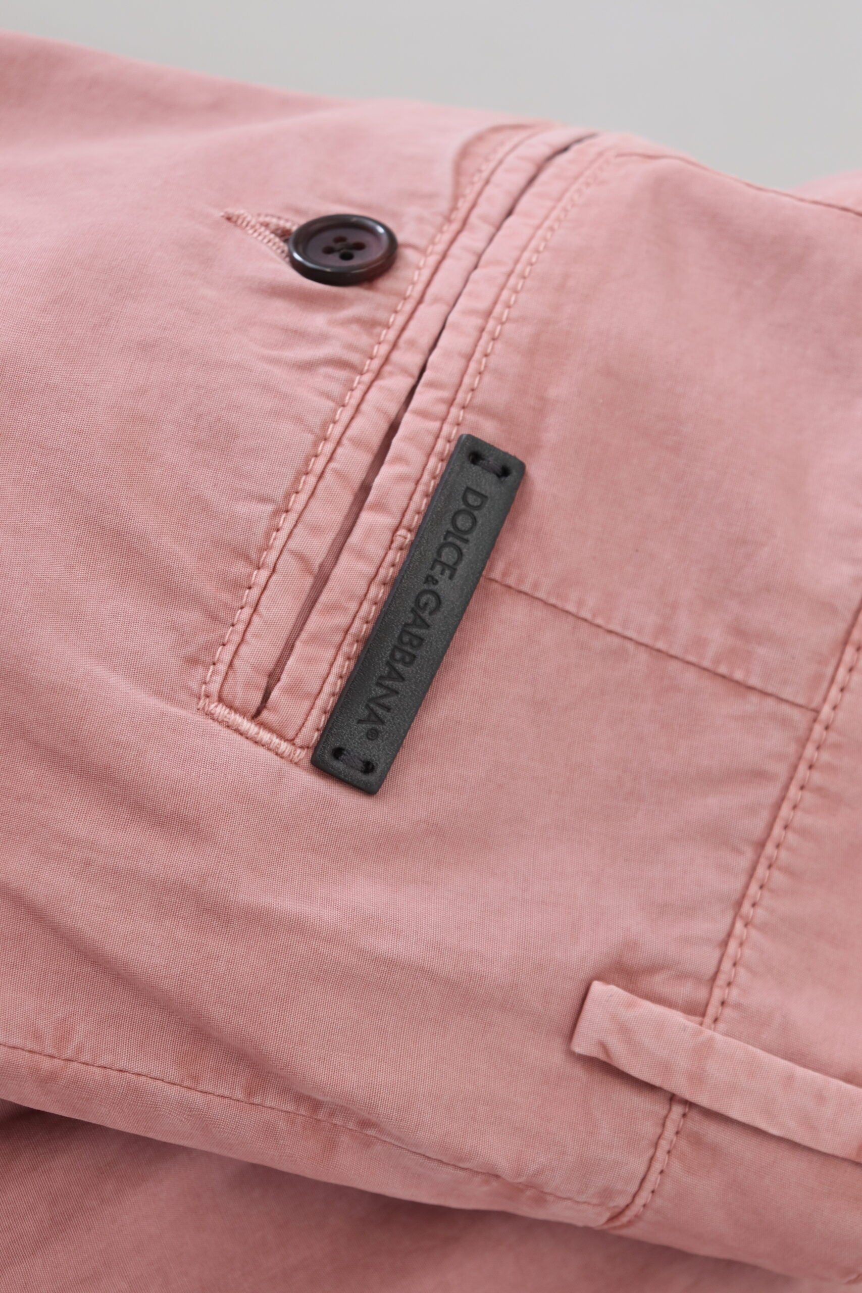 Pink cotton casual men's chinos shorts with a relaxed fit and belt loops, designed by Dolce & Gabbana.