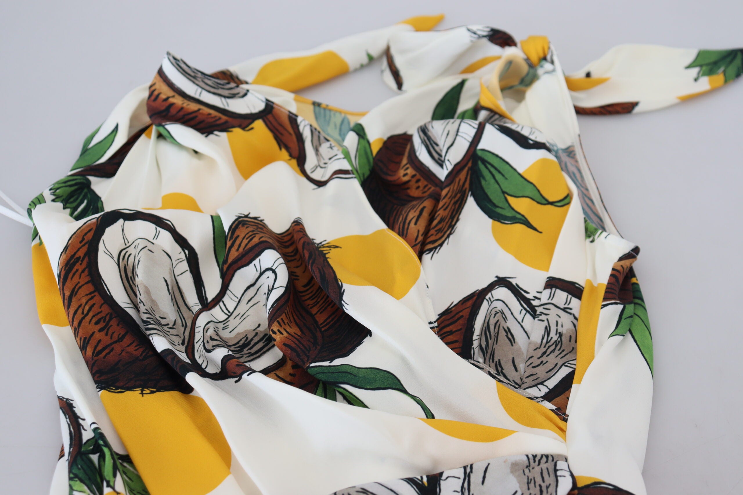 White coconut print sheath mini silk dress by Dolce & Gabbana, featuring a fitted silhouette and tropical-inspired design.