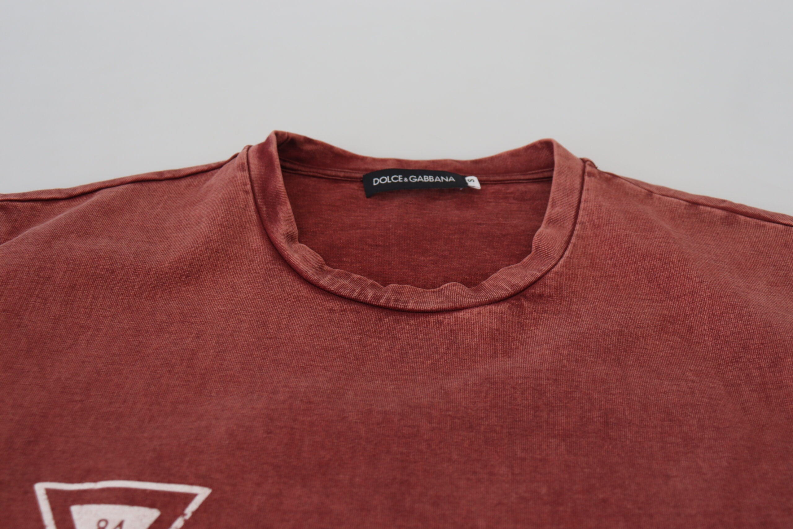 Maroon Dolce & Gabbana print round neck short sleeve T-shirt with stylish design and comfortable fit.