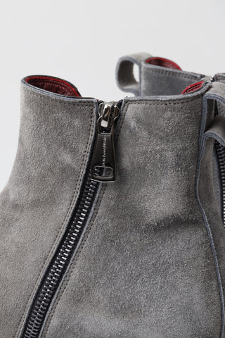 Gray leather men's ankle boots by Dolce & Gabbana with sleek design and sturdy soles, perfect for stylish everyday wear.