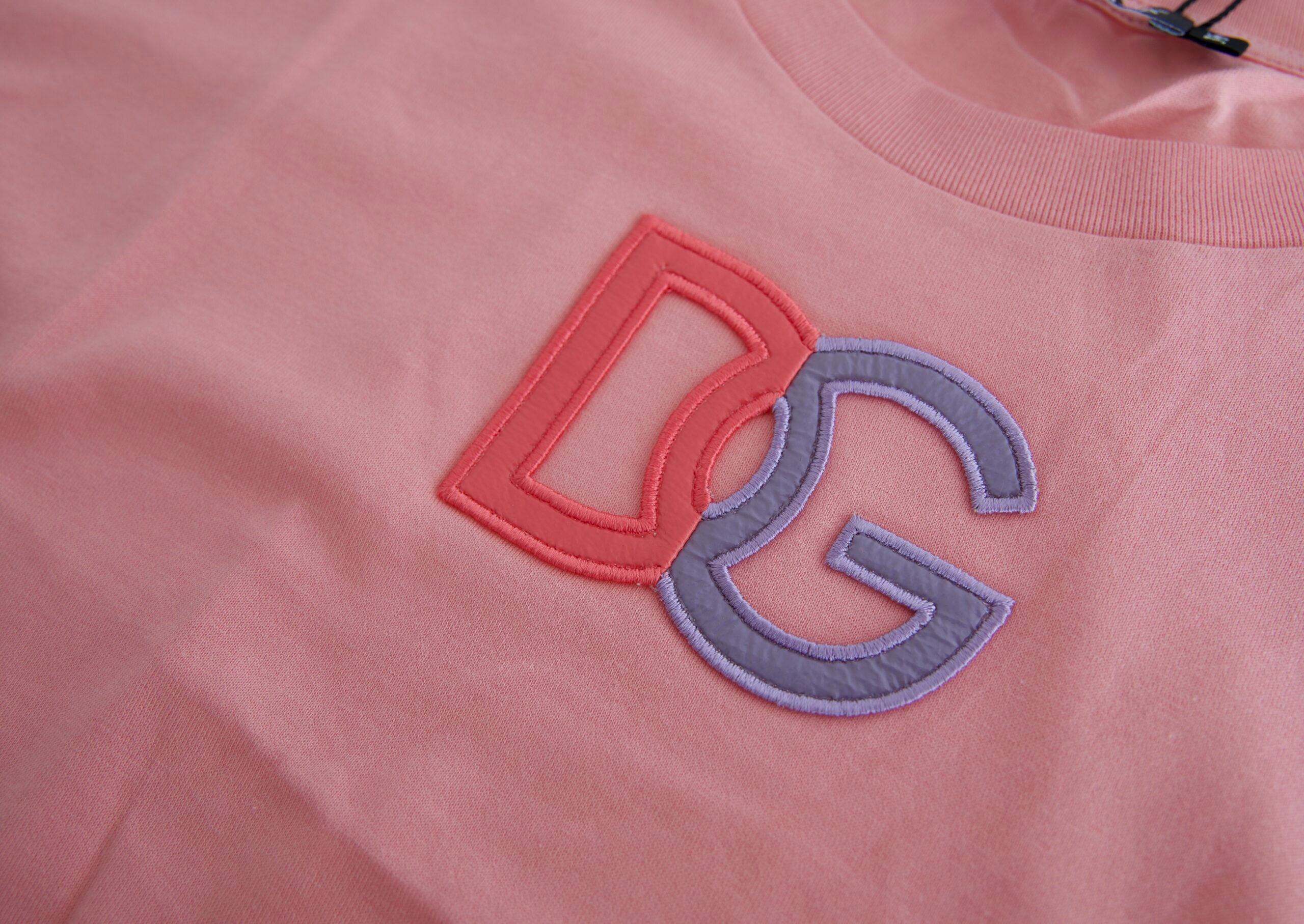 Pink cotton Dolce & Gabbana logo crew neck tank T-shirt with a relaxed fit and subtle DG branding.