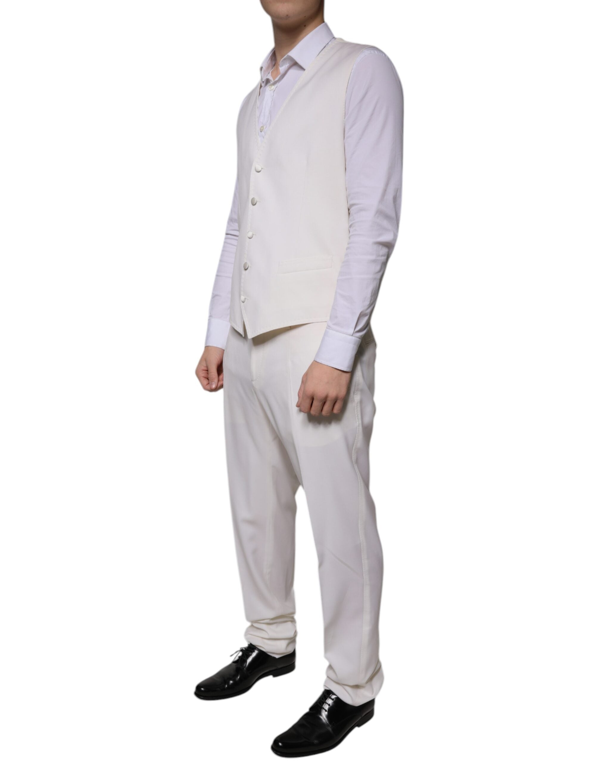 White wool silk slim-fit formal suit by Dolce & Gabbana, featuring a tailored jacket, matching trousers, and a crisp shirt.