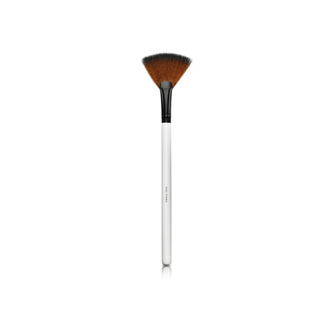 Jag Couture London - New York Lily Lolo Brocha Abanico Biuki makeup brush with soft bristles and ergonomic handle.