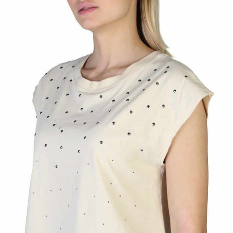 White Pepe Jeans Clarisse PL505168 denim jacket with classic design, displayed on a hanger against a neutral background.