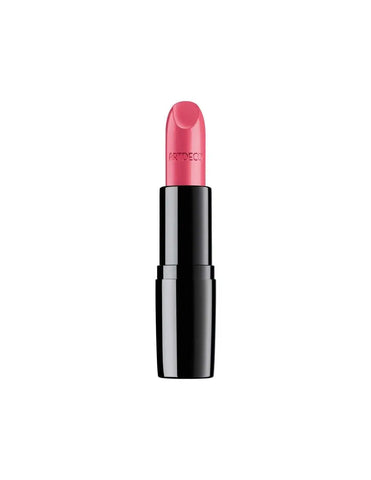 Artdeco Perfect Color Lipstick in shade Fairy Nude, 4g, featuring a smooth, natural nude lipstick applied to lips.
