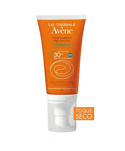 Avene Cleanance Descaling Mask in 40ml jar, designed for skincare, with a smooth texture and clean packaging.
