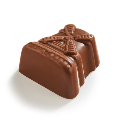 Jag Couture London - New York Beatrix praline with brésilienne, 15.7g, showcasing rich chocolate and nut filling in a detailed close-up.