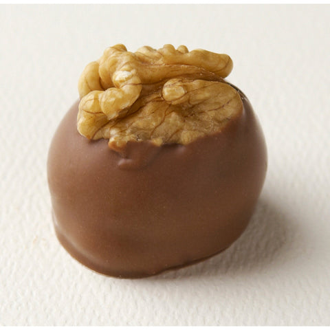 Jag Couture London-New York Manon Lait hazelnut caramel mousse on croquant base with walnut, elegantly hand-decorated, 19g.