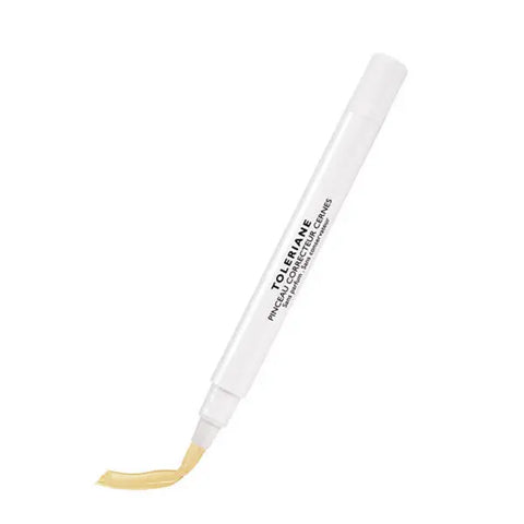La Roche Posay Toleriane Teint Corrective Pen in yellow, shown with its sleek packaging and applicator tip for skin concealing.