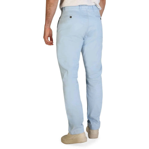 Tommy Hilfiger men's denim jeans from the XM0XM01261_CDN_L32 collection, shown in a natural sitting pose.