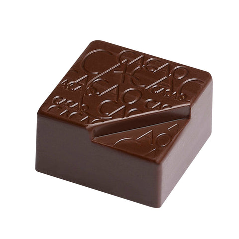 Jag Couture London New York cacao caramel in dark chocolate, 9.7g, close-up of chocolate square with caramel filling.
