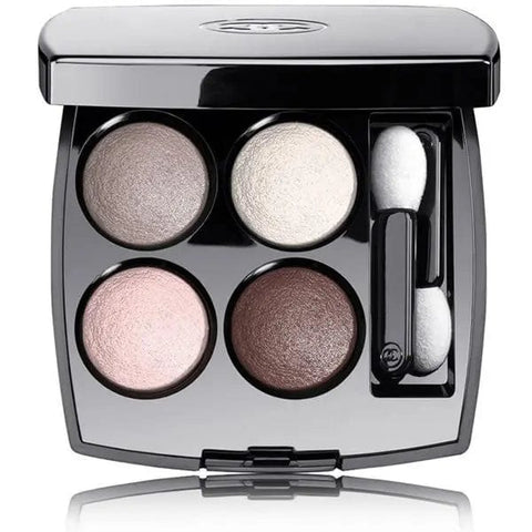 Chanel Les 4 Ombres Quadra Eyeshadow 202 Tissé Camélia with four shades in a sleek palette, displayed with makeup brushes