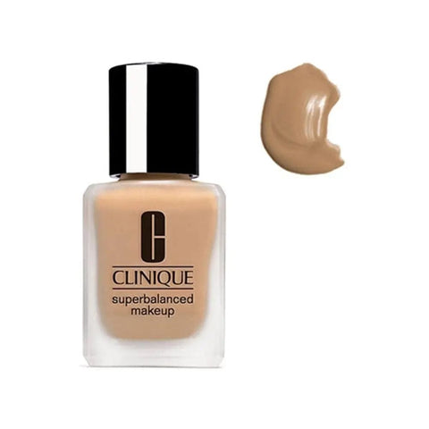 Clinique Superbalanced 15 Golden foundation in a compact with a smooth, natural finish, displayed on a neutral background.