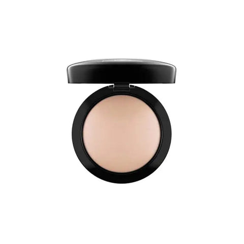 Jag Couture London New York Mac Mineralize Skinfinish Natural Medium powder in 10g compact showing the product's packaging and finish