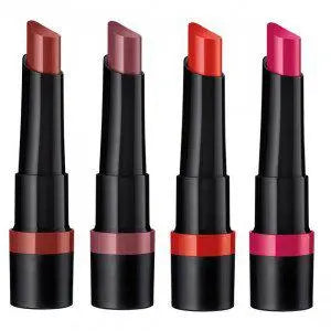 Rimmel London Lasting Finish Extreme Matte Lipstick 800 in 2.3g with swatched deep nude shade on lips and lipstick tube.